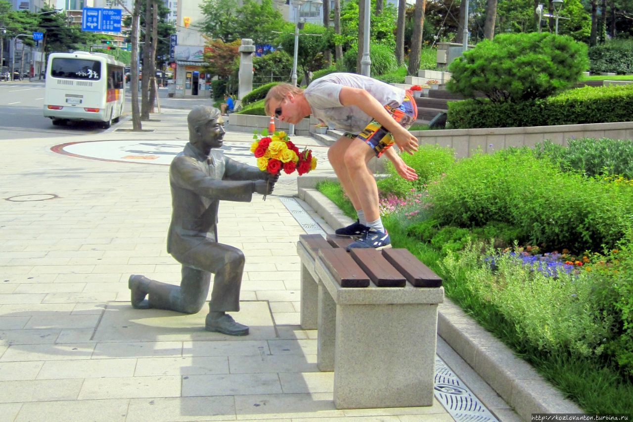 Любопытный памятник в центре города. Девушкам, наверное, более привычно позировать. Сеул, Республика Корея