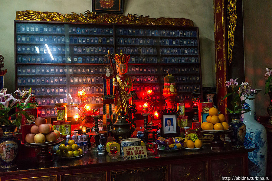 На стене — фото умерших в последний месяц. Их родственники в этот месяц активно приходят в храм Ханой, Вьетнам