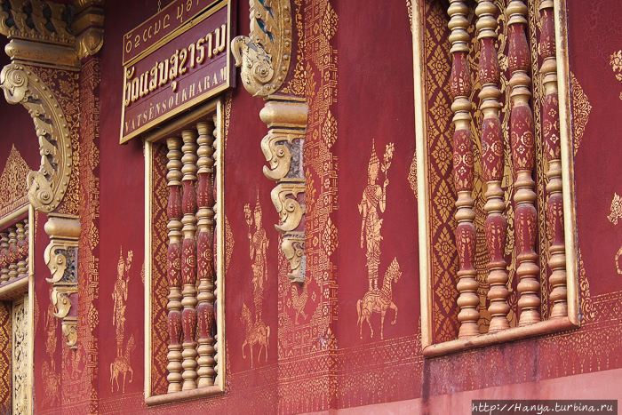 Храмовый комплекс Ват Сене Сук Харам. Здание Wat phra chao pet soc с трафаретными позолоченными стенами и красочными кронштейнами. Фото из интернета