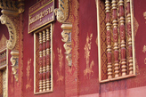Храмовый комплекс Ват Сене Сук Харам. Здание Wat phra chao pet soc с трафаретными позолоченными стенами и красочными кронштейнами. Фото из интернета