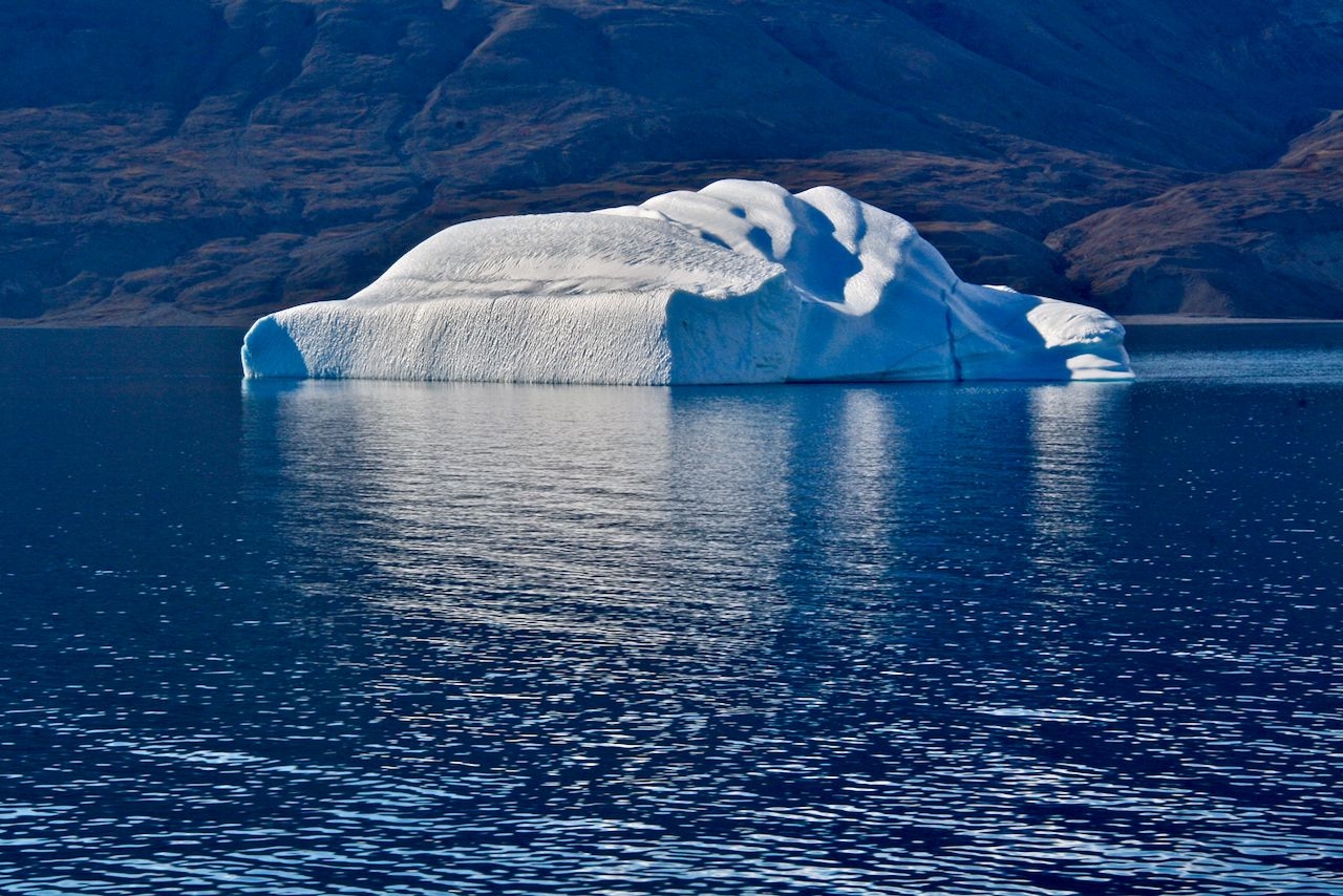 А из окон парок синий-синий... и еще нехилые айсберги Кайзер Франц-Джозеф (система фьордов), Гренландия