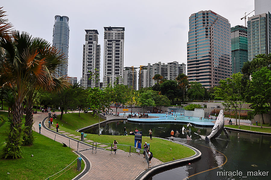 В уголке парка расположены несколько бассейнов. Вода постоянно фильтруется и обновляется. Вообще все выглядит очень чисто и ухожено.