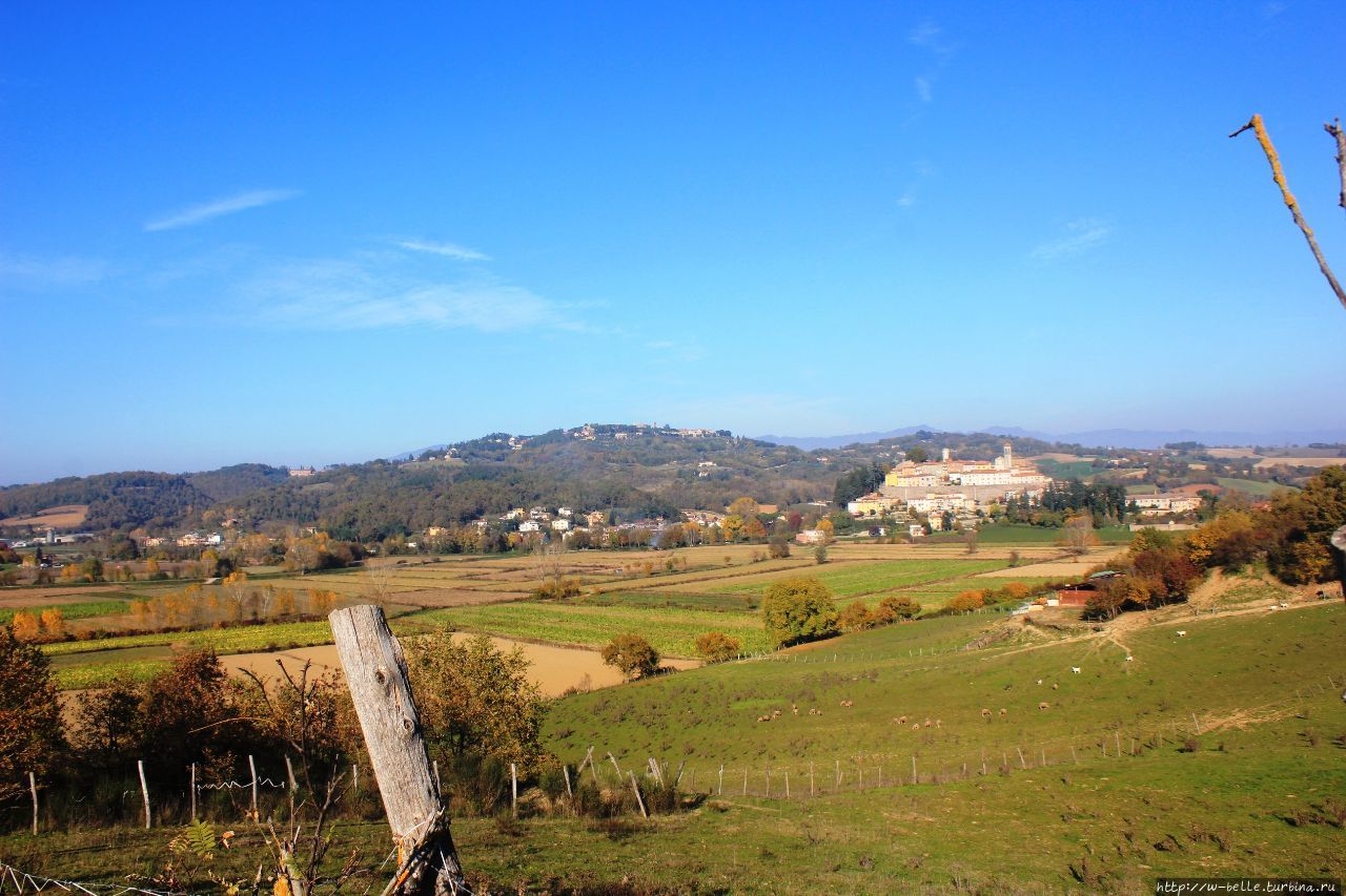 Вид на Монтерки с долины. Монтерки, Италия