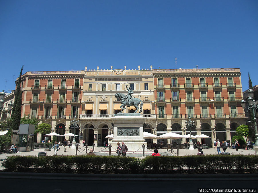 На площади Генерала Прима (Plaça del Prim) у монумента Приму Реус, Испания