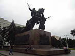 Бульвары Ростова нас вывели на одну из центральных площадей города с большим памятником, по всей видимости, посвященному красноармейцам.