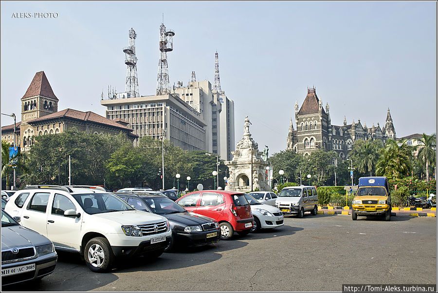 Площадь Мучеников (Martyr’s square) расположена на южной оконечности города, в районе Форт. В центре — фонтан Флоры. Вокруг — здания в викторианском стиле...
* Мумбаи, Индия