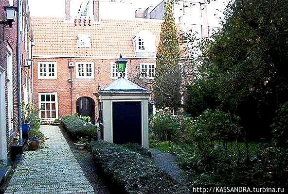 Внутренний дворик Suykerhoffje основан в 1670 году по адресу Lindengracht 149-163. Амстердам, Нидерланды