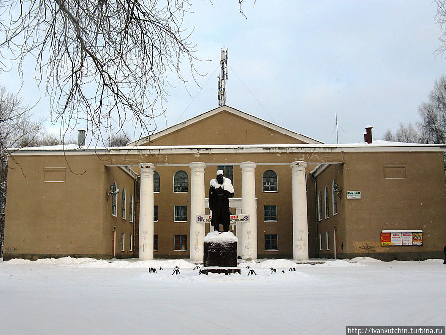 Дом культуры с неизменным памятником вождю мирового пролетариата