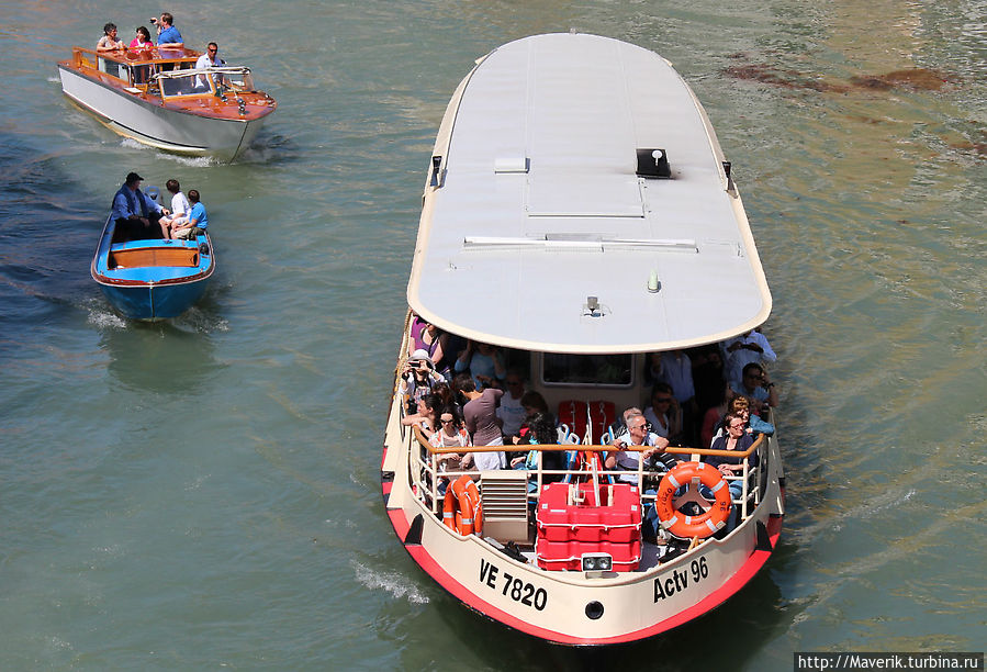 Многоместный катер — вапоретто, на Большом Канале Венеция, Италия
