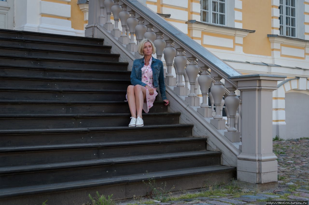 В  Рундале у дворца Рундале, Латвия