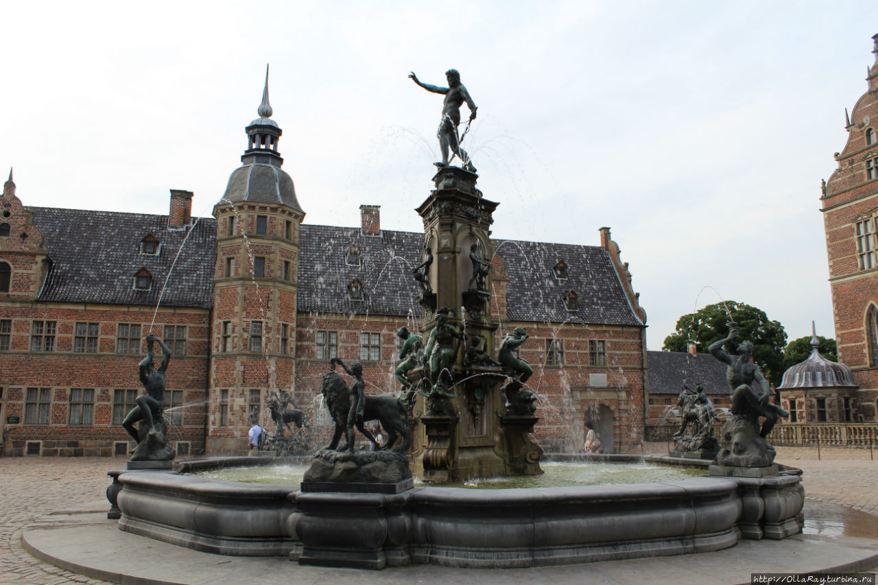 Сегодняшний Нептун — копия разрушенного во время Шведской войны фонтана. Фонтан этот ещё и символ власти Дании как страны, главенствующей в 16 веке в Балтии. Хиллерёд, Дания