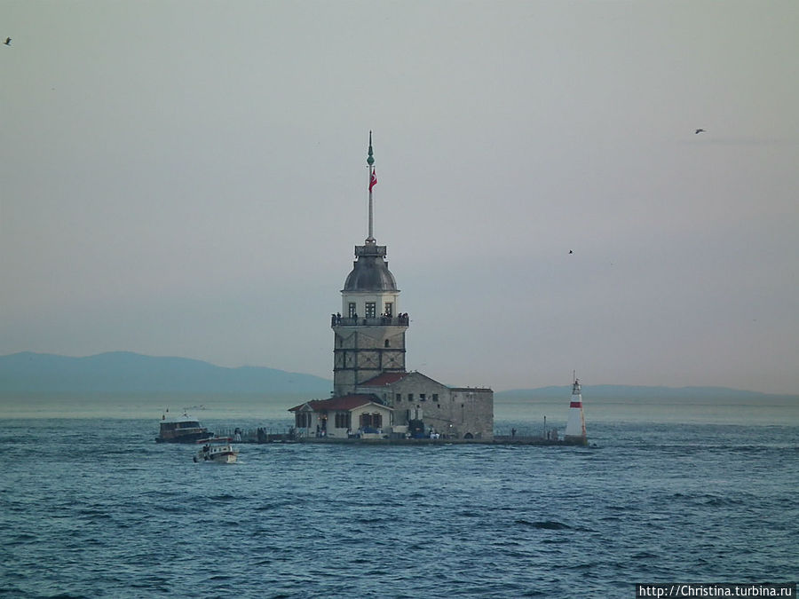 Башня Леандра. 
Эта белая башня возвышается посреди пролива недалеко от Азиатского берега. Стамбул, Турция
