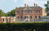 Трайон-палас (Trryon palace), бывшая резиденция английских губернаторов Северной Каролины, а позже Капитолий штата. Восстановлен в 1959 году.