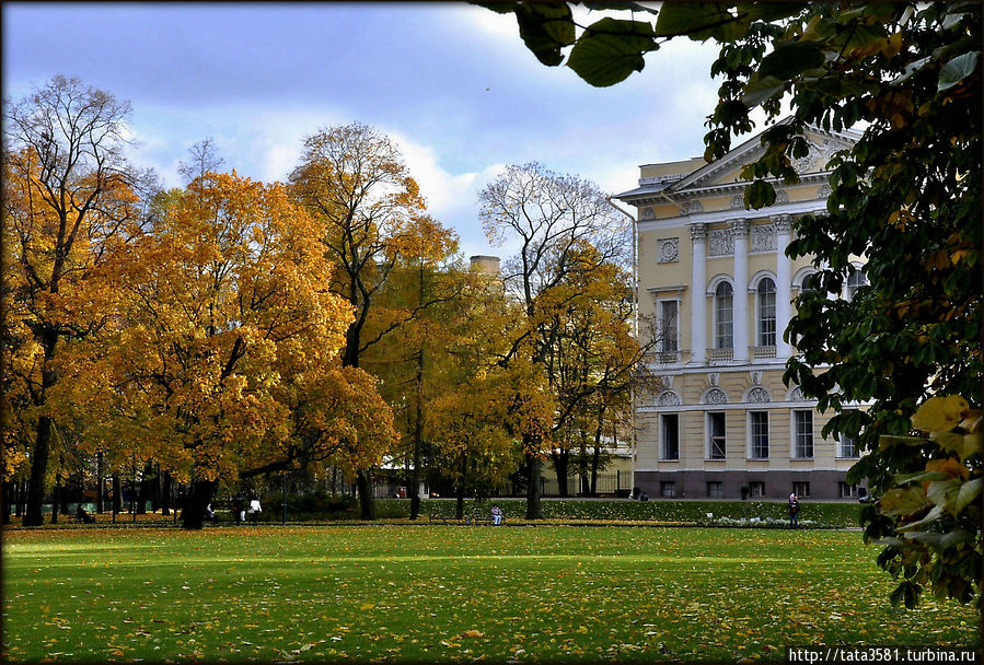 На территории сада в Михайловском дворце находится Русский музей. Санкт-Петербург, Россия