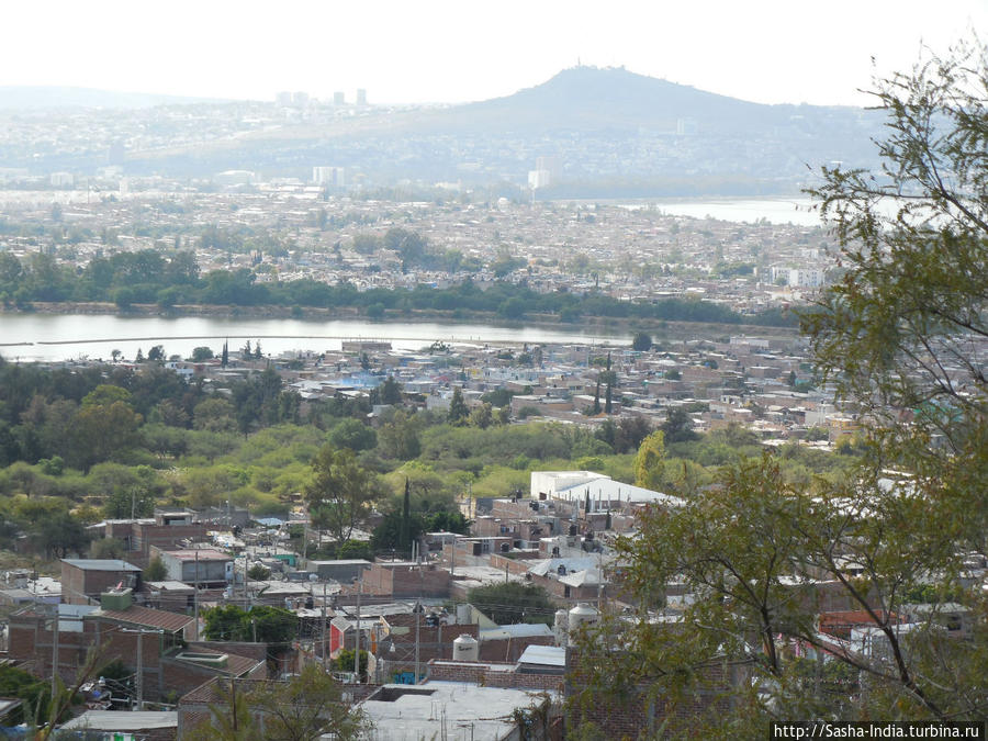 Вид с возвышенности на город Леон Леон, Мексика