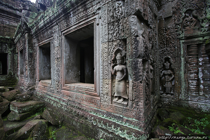 Рельефные украшения западных ворот-гопур третьего корпуса-вложения храмового комплекса Пре-Кхан Ангкор (столица государства кхмеров), Камбоджа