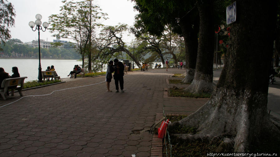 Парк у озера Возвращенного Меча Ханой, Вьетнам