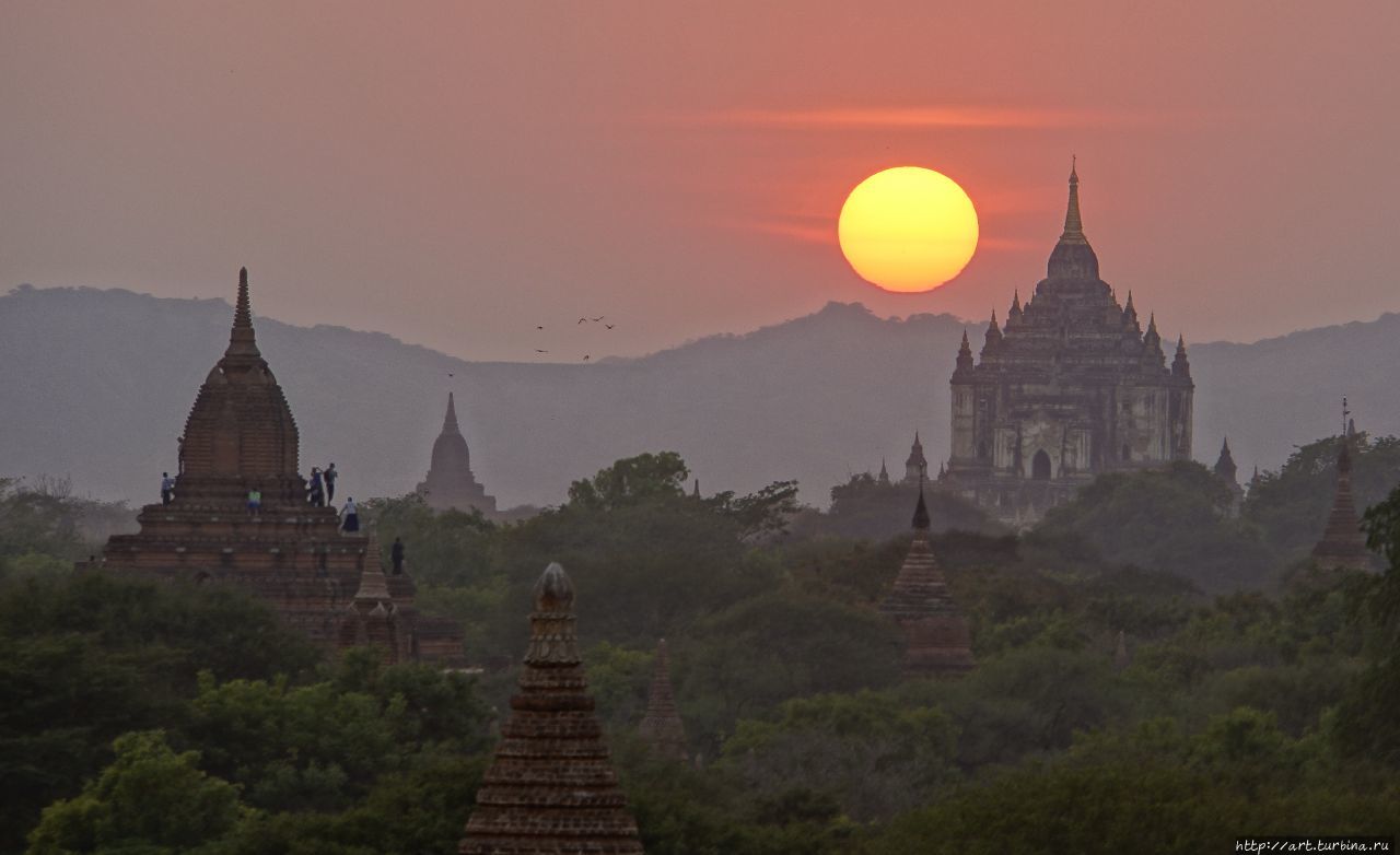 Закат, как и рассвет, в Багане так же должно встречать  на какой-нибудь пагоде. Баган, Мьянма