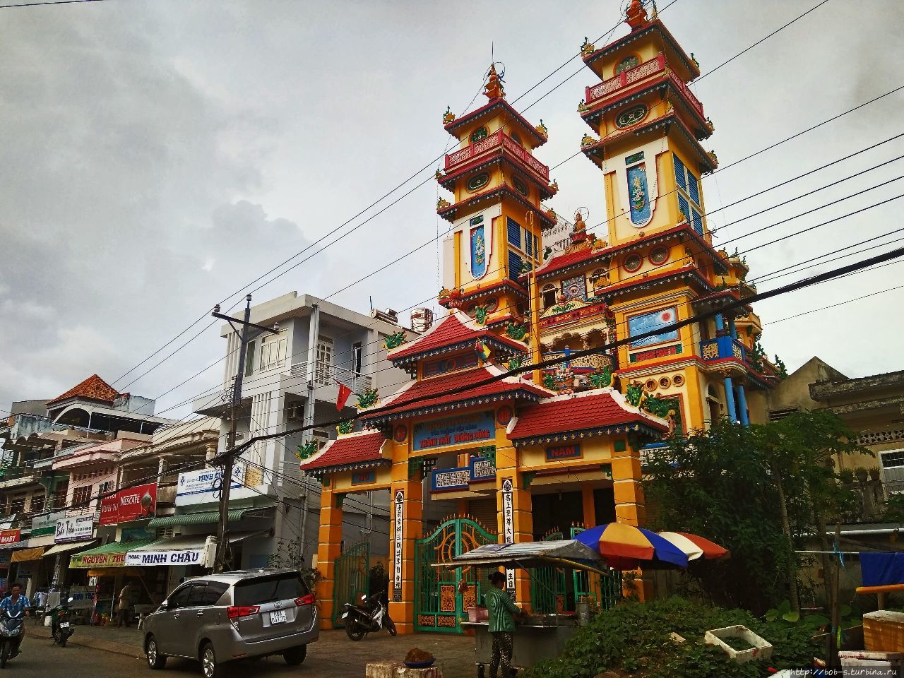 Храм Као Дай в Дуонг Донг