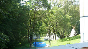 В огороде типи — индианские палатки, где могут жить дети и Вы с ними... если хотите