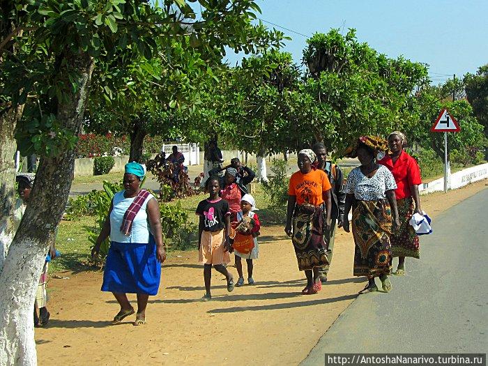 Тётеньки и девчата в Шаи-Шаи. Мозамбик