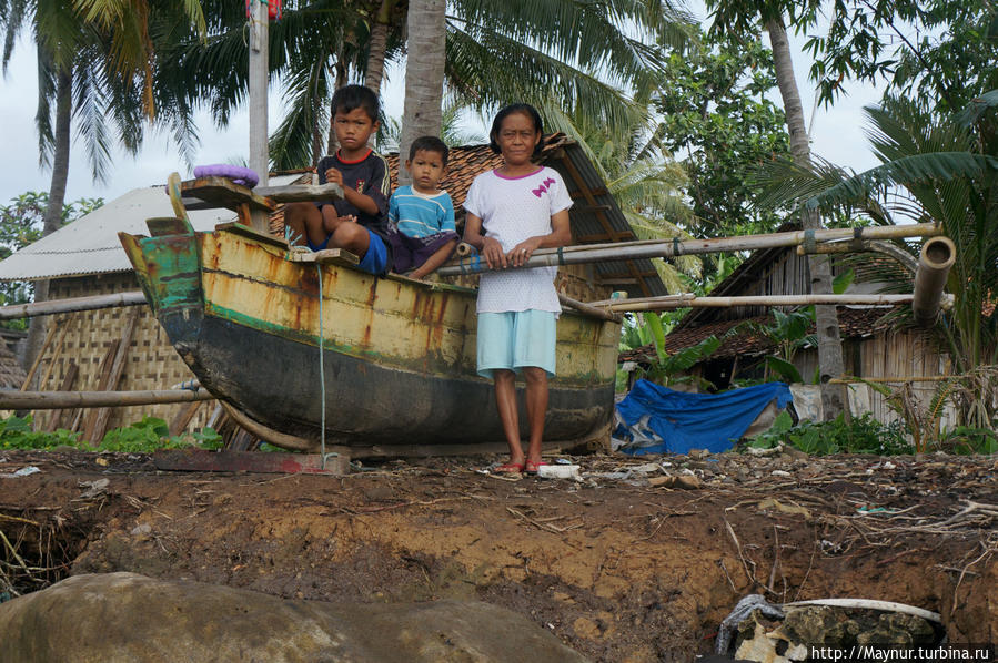 Индонезийцы   очень  приветливый    народ.  Эта   семья  провожала   нас  в   плавание. Палембанг, Индонезия