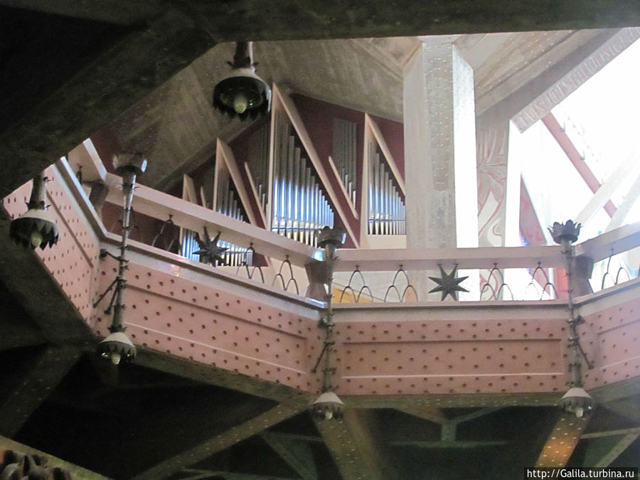 Огромный орган. Назарет, Израиль