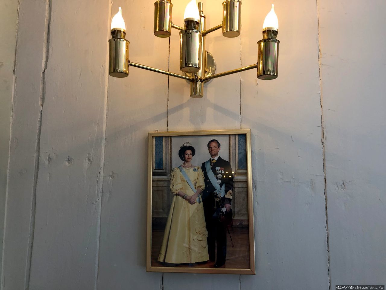 Конечно, это фото нынешней королевской четы Швеции, но именно его я нашел внутри церкви. Карлскруна, Швеция