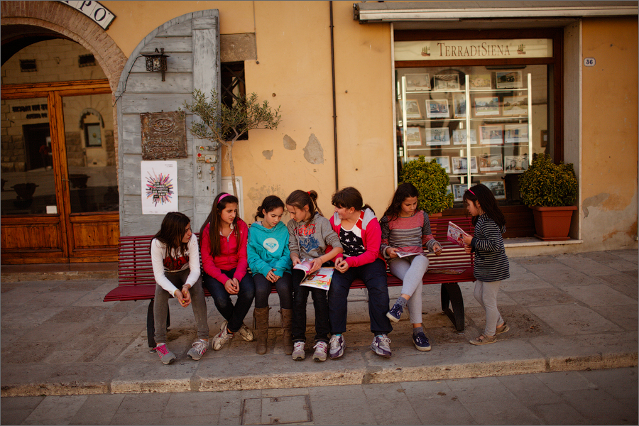 Вообще с этими девочками получилось очень забавно, я долго ходил вокруг них пытаясь поймать кадр, проблема была в том что ну никак я не походил под местного и мои перемещения постоянно отслеживали 8 пар глаз, но как только я усаживался на скамейку и прятал фотоаппарат движуха с их стороны возвращалась в свое русло. Ну и собственно выждав момент я все-таки сделал пару кадров, конечно же это заметили и вся эта грозная толпа побежала на меня жаловаться родителям. Ябедничали много, свойственно по-итальянски размахивая руками и тыча издалека в меня пальцем, взрослые посмотрели на меня, засмеялись и продолжили делать свои дела, дети хмуро вернулись на скаймеку, я решил их не нервировать и пошел гулять. Пара карточек города, хотя смотреть там по большей части не на что, людей нет, животных нет, одни двери )