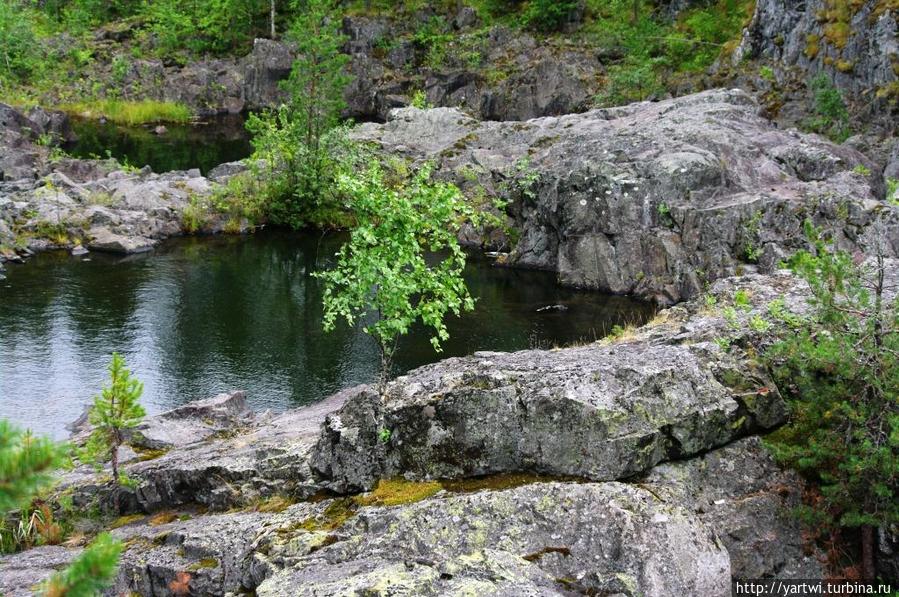 Отдельные фрагменты берега водопада Гирвас, Россия