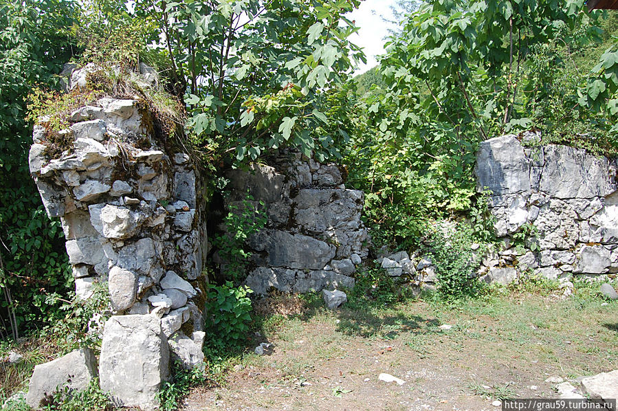Храм святого мученика Василиска Команы, Абхазия