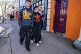 В Кашеле, как и по всей Ирландии, вся молодёжь одета в спортивную одежду. Поэтому выглядят они как привычные русскому человеку гопники.