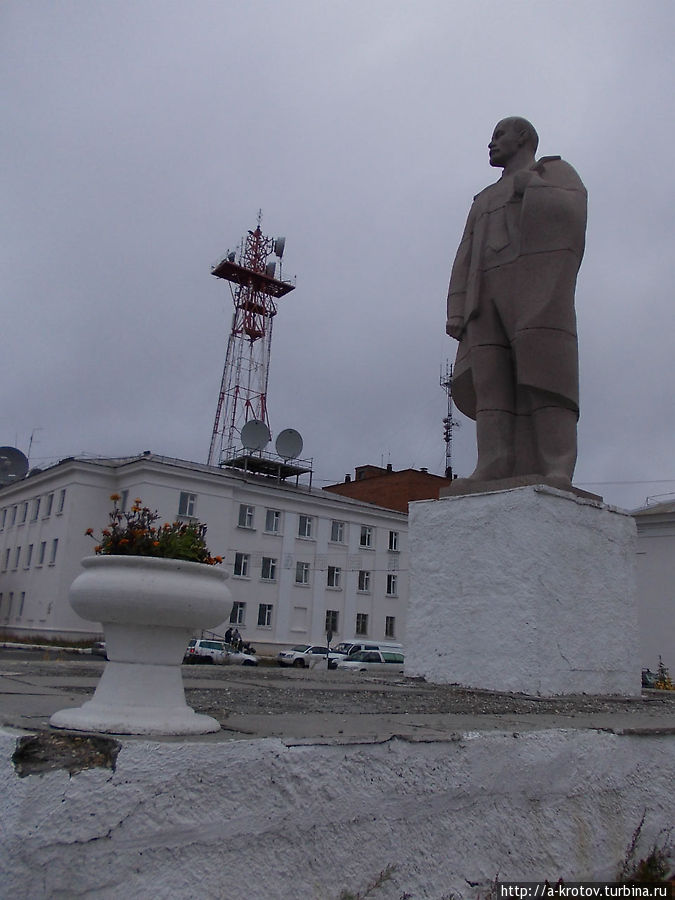 Самый северный в мире Большой Ленин.

В Диксоне тоже должен быть, но поменьше. Видно, что этот завозился по частям и собирался на месте