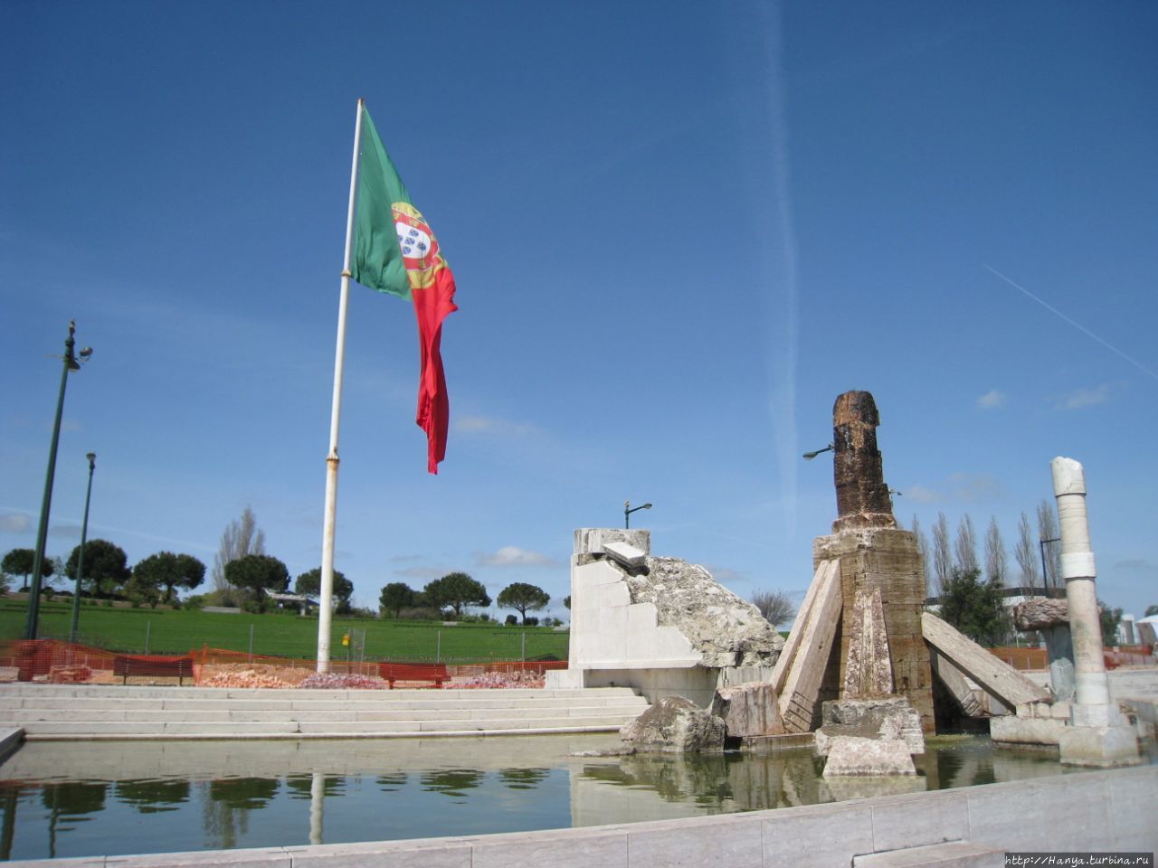 Памятник Апрельской революции в парке Эдуарда YII Лиссабон, Португалия