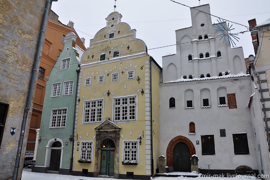А эти три будто бы слипшихся средневековых домика являются одной из достопримечательностей Риги и называются «Три брата». Рига, Латвия