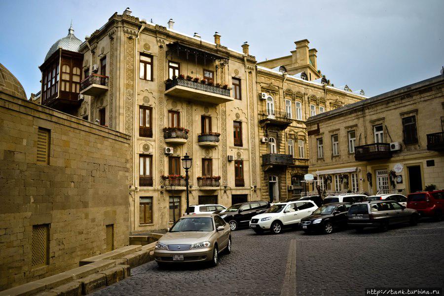 После насыщенного дня отправились в гостиницу, готовится к завтрашнему переезду в Тбилиси. Баку, Азербайджан