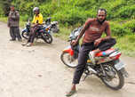 Многие папуасы пользуются различным транспортом