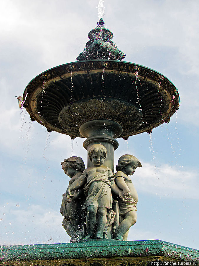 Замечательные фонтаны на площади Россио Лиссабон, Португалия