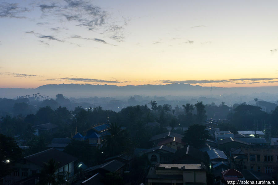 Утренний кофе в рассветной дымке Мандалай, Мьянма