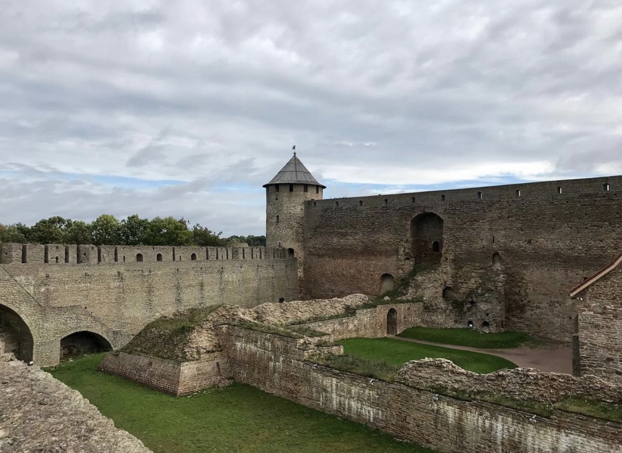 Стена справа это та самая, за которой русские планировали укрываться от пристальных взглядов с башни Германа. Нарва, Эстония