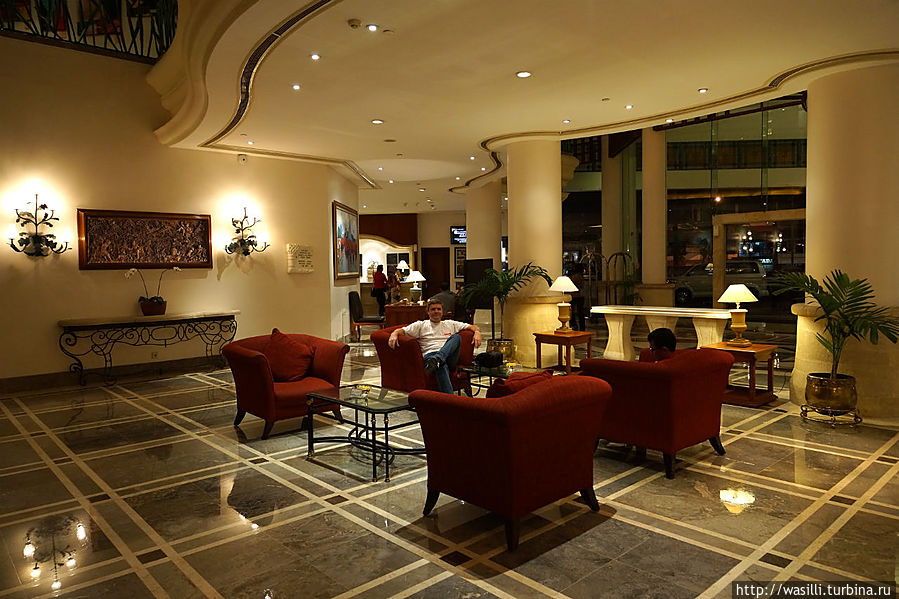 Холл отеля Melia Purosani 5*. Джокьякарта.