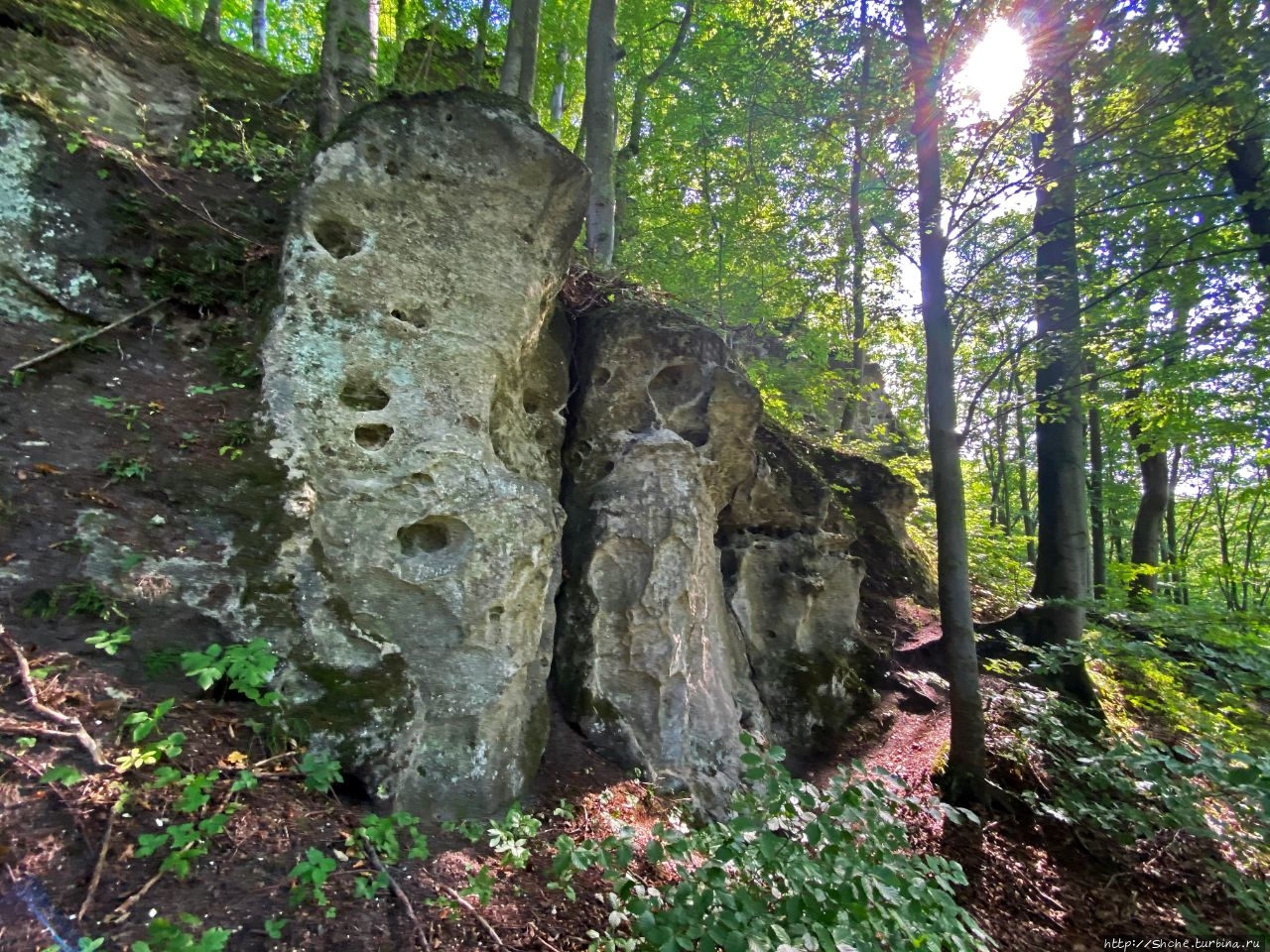 Скала с тремя пещерами Илов, Украина