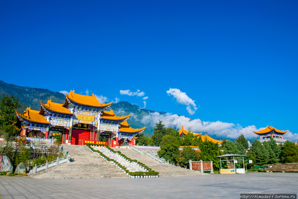 Три Пагоды 9го века и буддийский монастырь Чонжень Дали, Китай