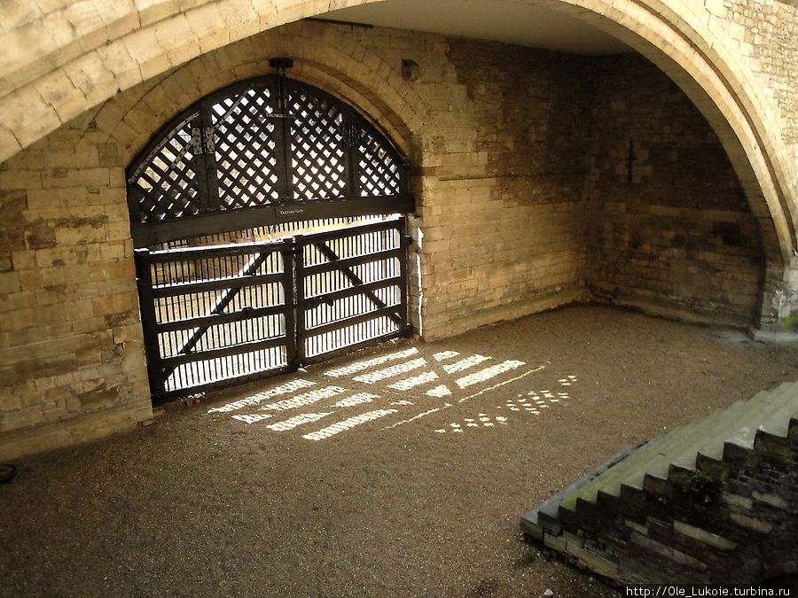 Ворота изменников — через эти ворота, по воде, узников доставляли в Тауэр. Ров был заполнен водой, сейчас нет. Лондон, Великобритания
