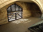 Ворота изменников — через эти ворота, по воде, узников доставляли в Тауэр. Ров был заполнен водой, сейчас нет.