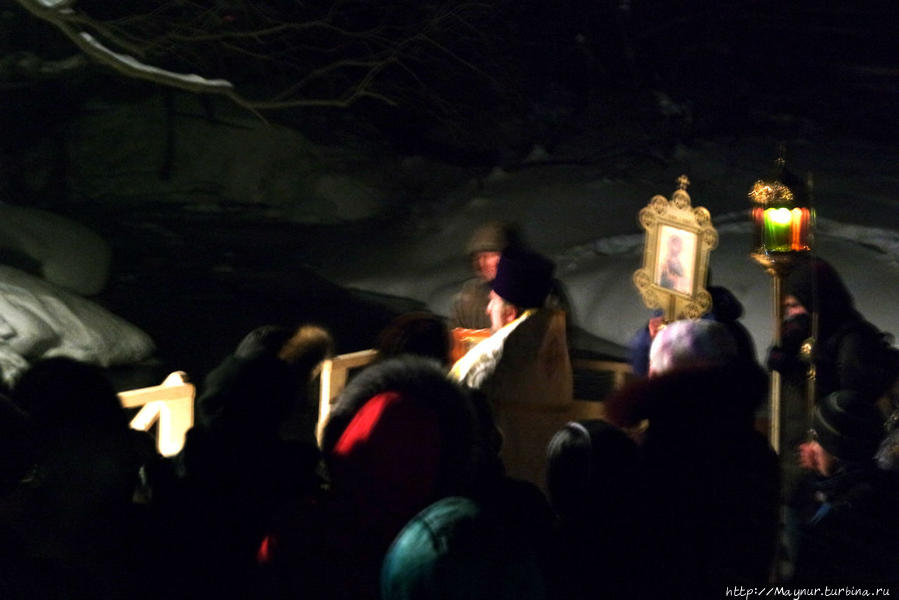 Батюшка читает молитву, после которой он освятит воду. Южно-Сахалинск, Россия