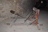 В подземелье представлены образцы средневекового оружия.
