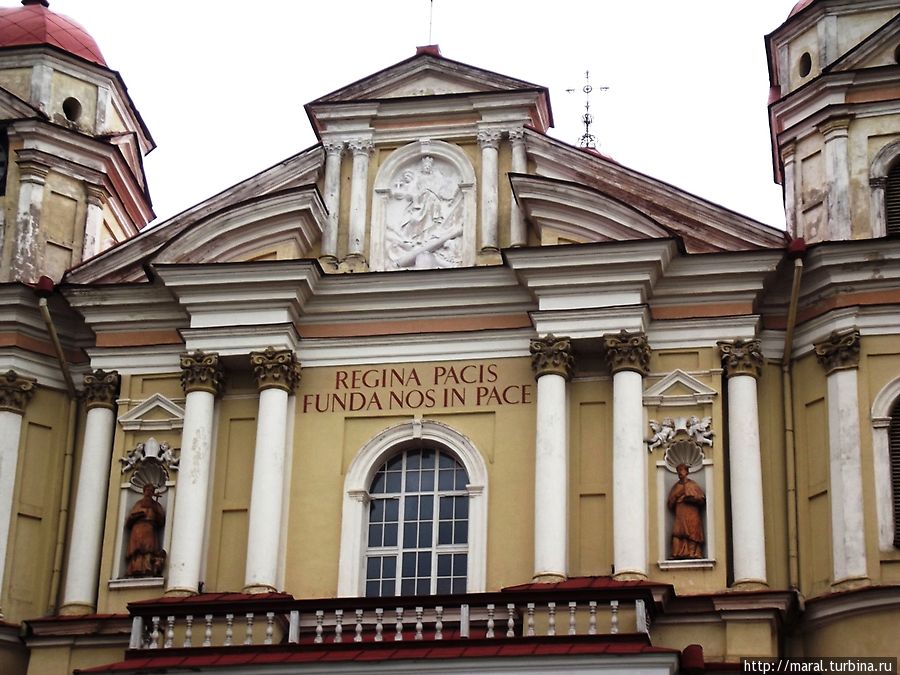 Слева и справа от большого окна и балкона в нишах стоят фигуры св. Августина и св. Станислава Вильнюс, Литва