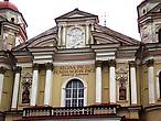 Слева и справа от большого окна и балкона в нишах стоят фигуры св. Августина и св. Станислава