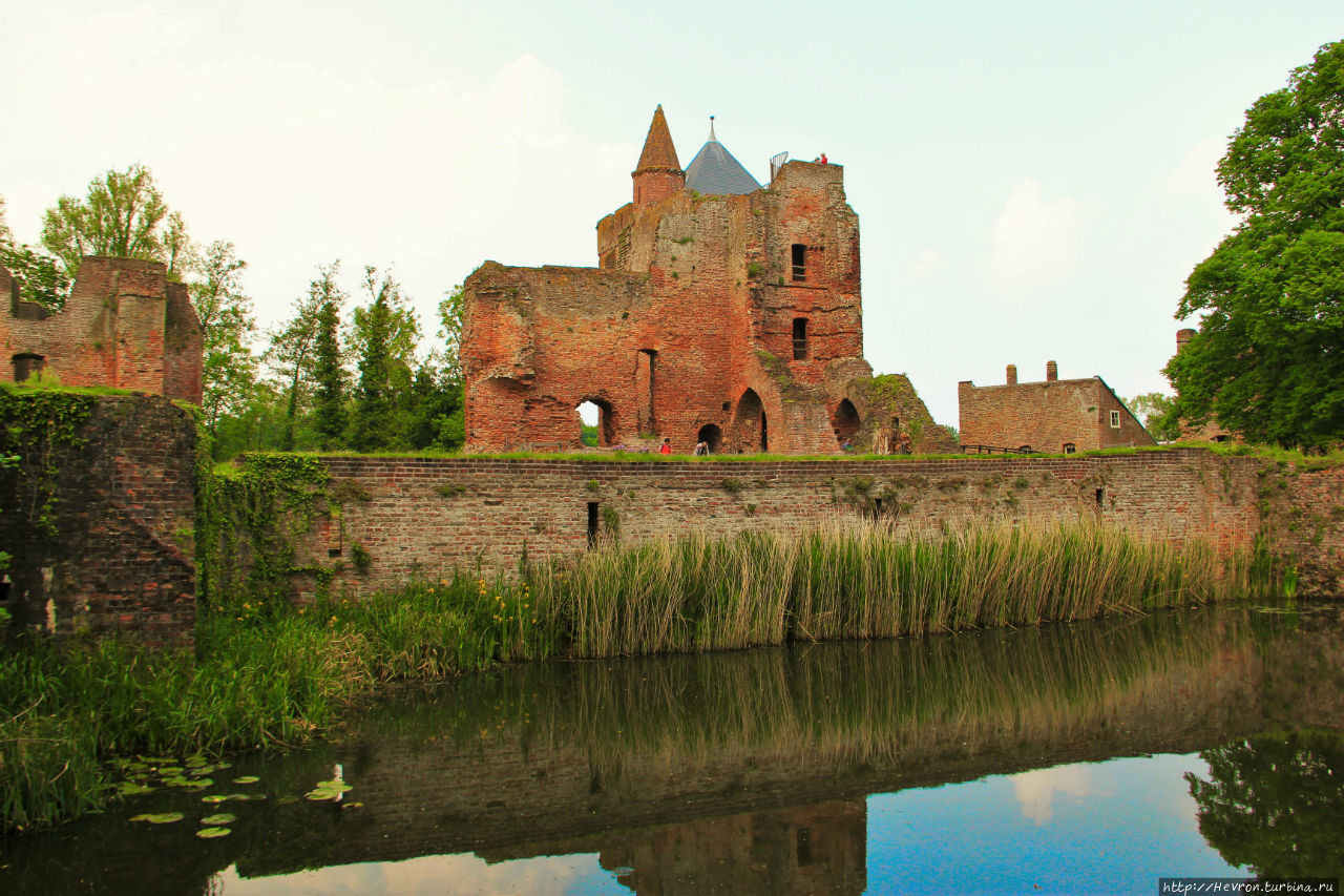 Руины замка Бредероуде / Ruïne van Brederode